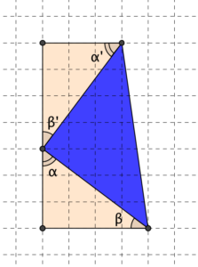 Un triangolo rettangolo isoscele con i lati uguali di 5 quadretti, non paralleli ai lati dei quadretti - Problema di geometria - Uguaglianza tra figure