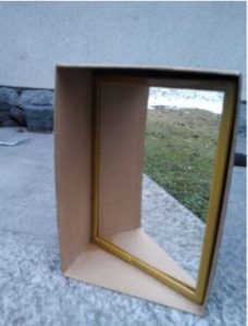 Uno specchio messo di traverso in una scatola a forma di parallelepipedo non fa l'effetto magico, perché non è un piano di simmetria per il parallelepipedo.